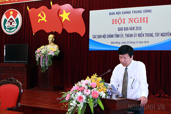 Đồng chí Nguyễn Văn Úy, Ủy viên Ban Thường vụ, Trưởng Ban Nội chính Tỉnh ủy Đắk Nông, Cụm trưởng Cụm 3 trình bày dự thảo báo cáo tại Hội nghị