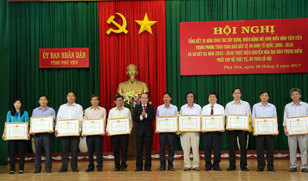 Phó Chủ tịch UBND tỉnh Phan Đình Phùng trao bằng khen của UBND tỉnh cho các tập thể xuất sắc