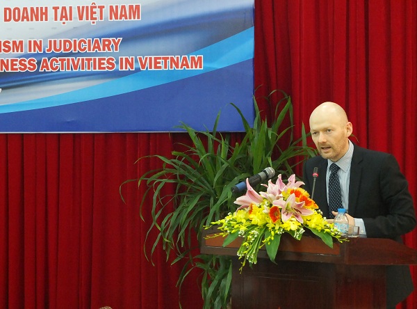 Ông Dennis Curr, Trợ lý Giám đốc UNDP tại Việt Nam phát biểu tại Hội thảo