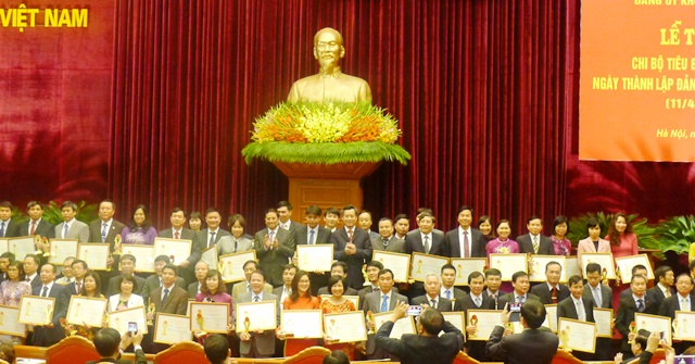 Đồng chí Phạm Minh Chính, Ủy viên Bộ Chính trị, Bí thư Trung ương Đảng, Trưởng Ban Tổ chức Trung ương trao Bằng khen cho các Chi bộ tiêu biểu