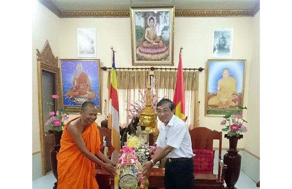 Đồng chí Nguyễn Văn Triết - Trưởng Ban Nội chính Tỉnh ủy tặng quà chúc mừng Chôl-Chnam-Thmây