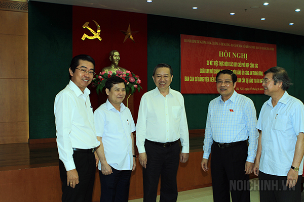 Các đồng chí lãnh đạo trao đổi bên lề Hội nghị