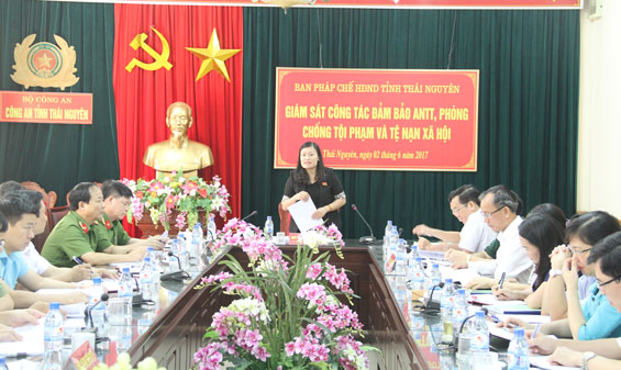 Đoàn công tác của Hội đồng nhân dân tỉnh tiến hành giám sát công tác đảm bảo an ninh trật tự, phòng chống tội phạm và trật tự xã hội