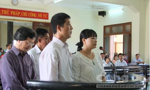 Bị cáo Phương (mặc áo sọc đen) cùng các thuộc cấp nghe Hội đồng xét xử tuyên án