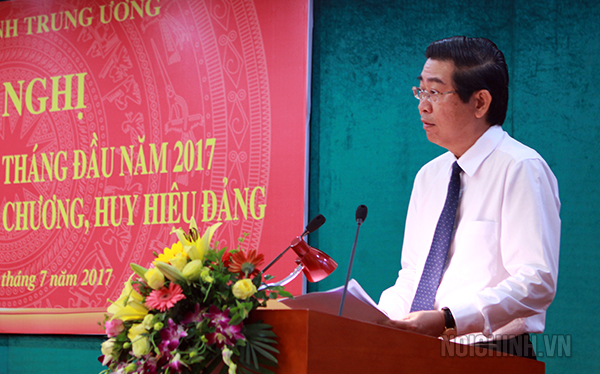 Đồng chí Võ Văn Dũng, Ủy viên Trung ương Đảng, Phó Trưởng ban Thường trực Ban Nội chính Trung ương trình bày Dự thảo Báo cáo tại Hội nghị