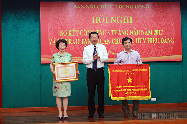 Đồng chí Võ Văn Dũng, Ủy viên Trung ương Đảng, Phó Trưởng ban Thường trực Ban Nội chính Trung ương thừa ủy quyền Thủ tướng Chính phủ trao Bằng khen cho Vụ Theo dõi xử lý các vụ án và Cờ thi đua cho Vụ Tổ chức cán bộ, Ban Nội chính Trung ương