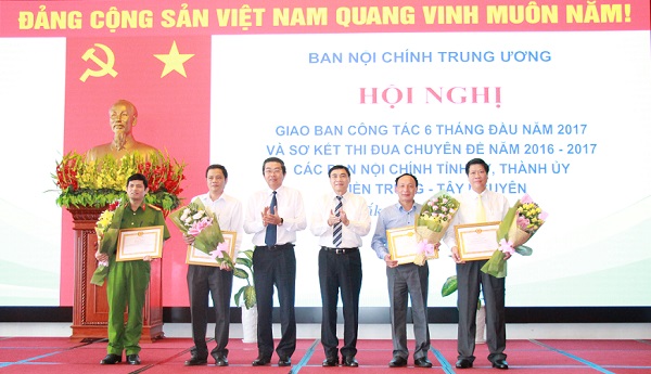 Đồng chí Võ Văn Dũng, Ủy viên Trung ương Đảng, Phó Trưởng ban Thường trực Ban Nội chính Trung ương và đồng chí Trần Quốc Cường, Ủy viên Trung ương Đảng, Phó Bí thư Tỉnh ủy Đắk Lắk trao Bằng khen, tặng hoa chúc mừng Ban Nội chính Tỉnh ủy Quảng Bình, Quảng Trị, Bình Định và đồng chí Đại tá Nguyễn Trọng Hà 