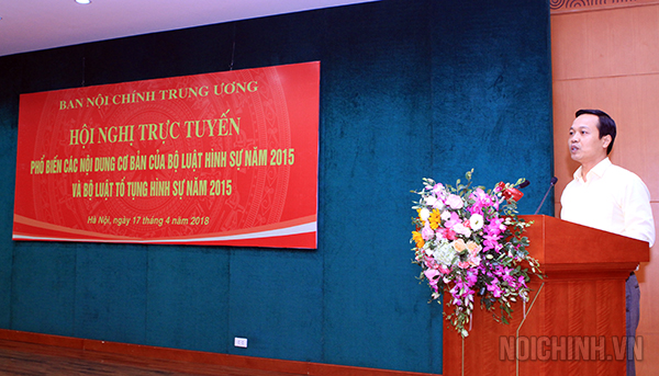 Đồng chí Trần Tiến Dũng, Thứ trưởng Bộ Tư pháp trình bày nội dung chuyên đề tại Hội nghị