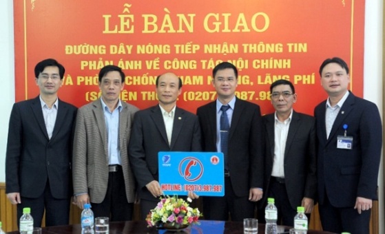 Ban Nội chính Tỉnh ủy Tuyên Quang nhận bàn giao đường dây nóng, tiếp nhận thông tin phản ánh về công tác nội chính và phòng, chống tham nhũng, lãng phí từ Trung tâm Kinh doanh VNPT Tuyên Quang (tháng 3-2018)