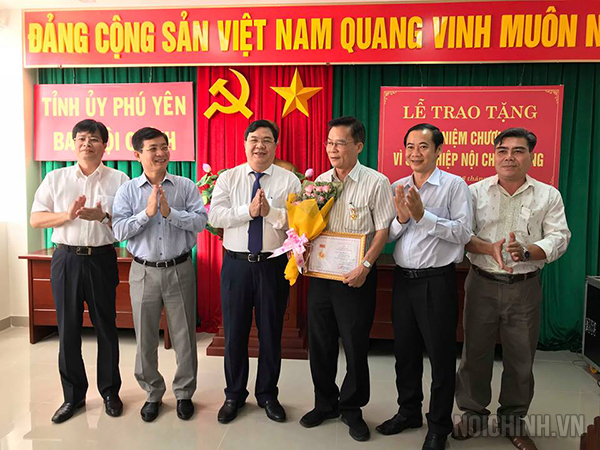 Đồng chí Phạm Gia Túc, Phó trưởng Ban Nội chính Trung ương trao tặng Kỷ niệm chương 