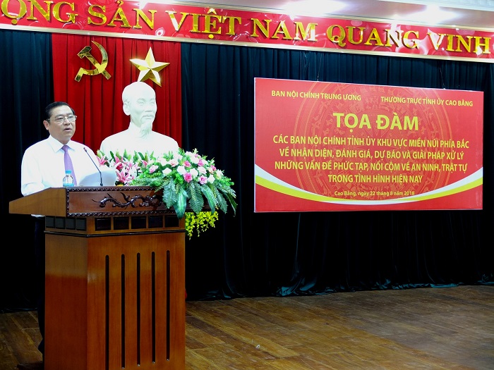 Đồng chí Lại Xuân Môn, Ủy viên Trung ương Đảng, Bí thư Tỉnh ủy Cao Bằng phát biểu tại Tọa đàm