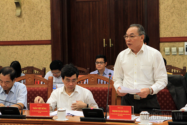 Đồng chí Trịnh Xuân Toản, Ủy viên chuyên trách kiêm Chánh Văn phòng Ban Chỉ đạo Cải cách tư pháp Trung ương trình bày Báo cáo tại Phiên họp