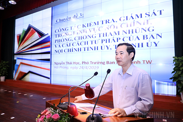 Đồng chí Nguyễn Thái Học, Phó Trưởng Ban Nội chính Trung ương, Ủy viên Ban Chỉ đạo Cải cách tư pháp Trung ương trình bày Chuyên đề tại Hội nghị
