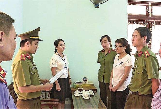 Công an đọc lệnh bắt giam cán bộ gian lận điểm thi ở Sơn La