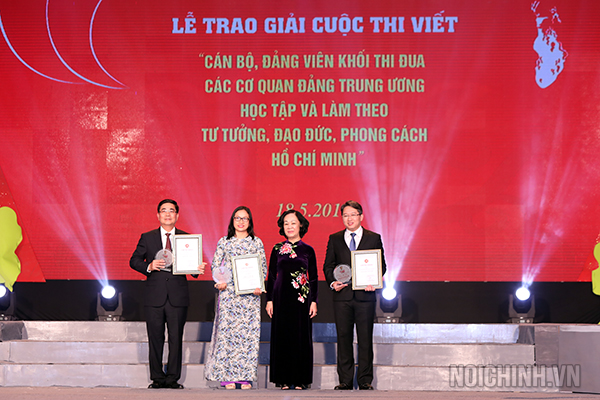 Đồng chí Trương Thị Mai, Ủy viên Bộ Chính trị, Bí thư Trung ương Đảng, Trưởng Ban Dân vận Trung ương trao giải A cho tập thể và cá nhân đạt giải