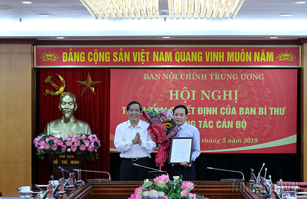 Đồng chí Nguyễn Thanh Bình, Ủy viên Trung ương Đảng, Phó Trưởng ban Thường trực Ban Tổ chức Trung ương trao Quyết định và tặng hoa chúc mừng đồng chí Nguyễn Thanh Hải