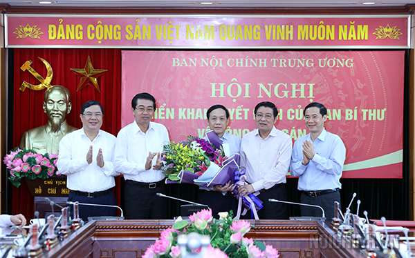 Lãnh đạo Ban Nội chính Trung ương tặng hoa chúc mừng đồng chí Nguyễn Thanh Hải