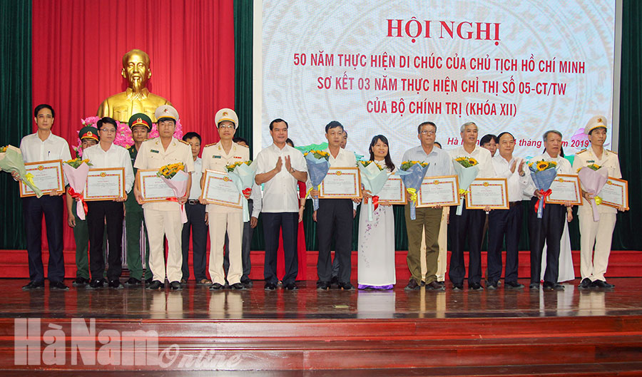 Đồng chí Nguyễn Đình Khang, Ủy viên Trung ương Đảng, Bí thư Tỉnh ủy trao Bằng khen cho các tập thể tiêu biểu trong thực hiện Chỉ thị 05 của Bộ Chính trị