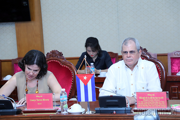 Đồng chí Hô-mê-rô A-cốt-ta An-va-rét, Ủy viên Trung ương Đảng Cộng sản Cuba, đại biểu Quốc hội Chính quyền Nhân dân, Thư ký Hội đồng Nhà nước tại buổi làm việc