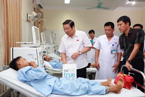 Đồng chí Phan Đình Trạc, Bí thư Trung ương Đảng, Trưởng Ban Nội chính Trung ương tặng quà cho bệnh nhân đang điều trị tại Bệnh viện Đa khoa Tây Bắc Nghệ An