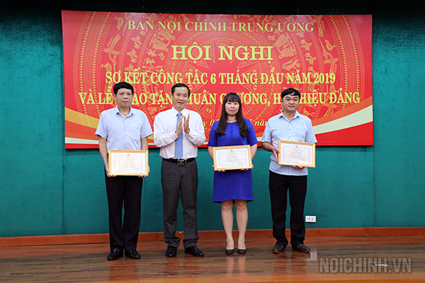 Đồng chí Nguyễn Thái Học, Phó trưởng Ban Nội chính Trung ương trao Bằng khen của Công đoàn viên chức Việt Nam cho các đoàn viên công đoàn thuộc Ban Nội chính Trung ương có thành tích xuất sắc trong công tác công đoàn cơ quan