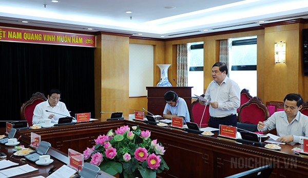 Đồng chí Phạm Gia Túc, Phó trưởng Ban Nội chính Trung ương trình bày dự thảo báo cáo tại Hội nghị