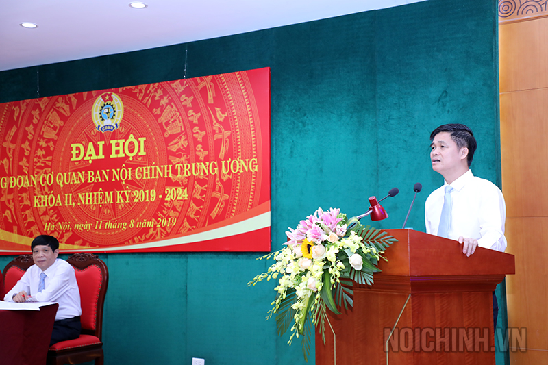 Đồng chí Ngọ Duy Hiểu, Phó Chủ tịch Tổng Liên đoàn Lao động Việt Nam, Chủ tịch Công đoàn viên chức Việt Nam phát biểu tại Đại hội