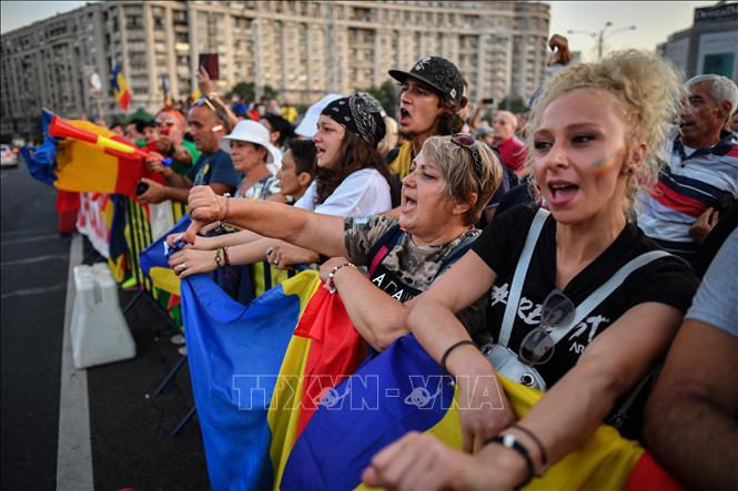 Người dân tham gia biểu tình phản đối tình trạng tham nhũng tại Bucharest, Romania