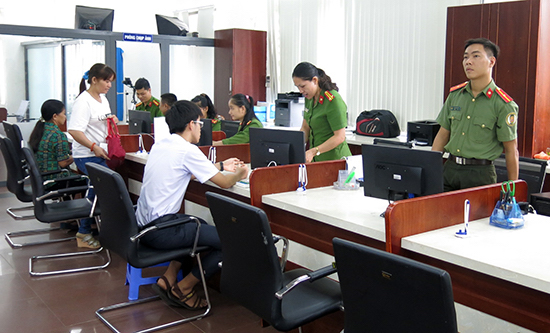 Công dân giải quyết TTHC tại Trung tâm hành chính công tỉnh Quảng Nam