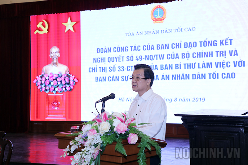 Đồng chí Lê Hồng Quang, Ủy viên Trung ương Đảng, Phó Bí thư Ban Cán sự đảng, Phó Chánh án Tòa án nhân dân tối cao trình bày Báo cáo tại buổi làm việc