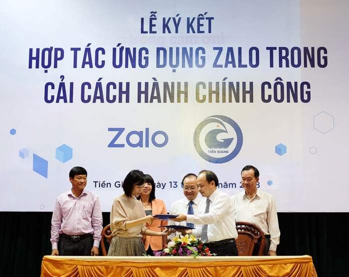 Đại diện UBND tỉnh Tiền Giang và Zalo trao đổi biên bản ký kết triển khai dịch vụ Hành chính công