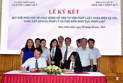 UBND tỉnh Thừa Thiên Huế và Đoàn Luật sư tỉnh ký quy chế phối hợp về hoạt động hỗ trợ tư vấn pháp luật, phản biện xã hội, cung cấp dịch vụ pháp lý và phổ biến giáo dục pháp luật (tháng 8-2019)