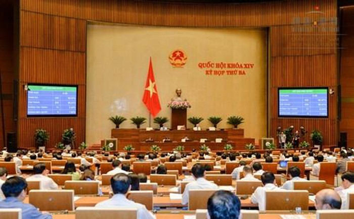 Quốc hội khóa XIV Kỳ họp thứ 3 biểu quyết thông qua Nghị quyết về việc thi hành Bộ luật hình sự năm 2015. (Ảnh Cổng TTĐT Quốc hội)