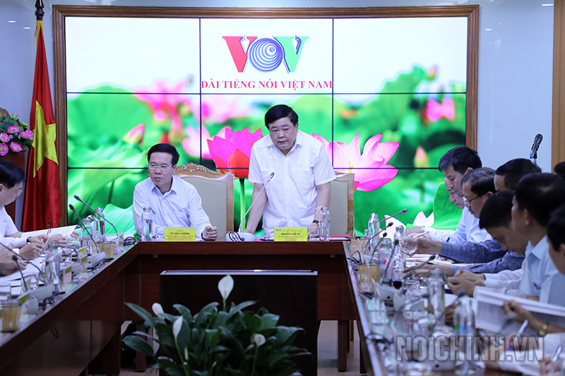 Đồng chí Nguyễn Thế Kỷ Ủy viên Trung ương Đảng, Bí thư Đảng ủy, Tổng Giám đốc Đài tiếng nói Việt Nam phát biểu tại buổi làm việc