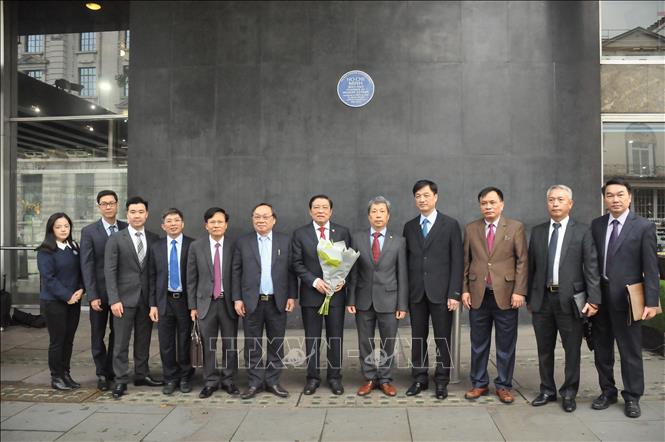 Đoàn đại biểu Đảng Cộng sản Việt Nam thăm và dâng hoa tưởng niệm Chủ tịch Hồ Chí Minh tại Tòa nhà New Zealand ở London (trước đây là khách sạn Carlton, nơi Chủ tịch Hồ Chí Minh từng làm việc)