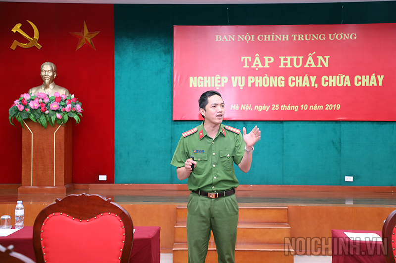 Thiếu tá Ngô Văn Anh, giảng viên trường Đại học Cảnh sát phòng cháy và chữa cháy, Bộ Công an truyền đạt phần lý thuyết tại buổi tập huấn