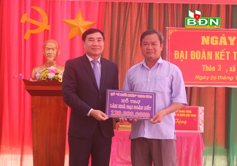 Đồng chí Trần Quốc Cường, Ủy viên Trung ương Đảng, Phó trưởng Ban Nội chính Trung ương trao hỗ trợ làm nhà Đại đoàn kết cho MTTQ huyện Đắk Song