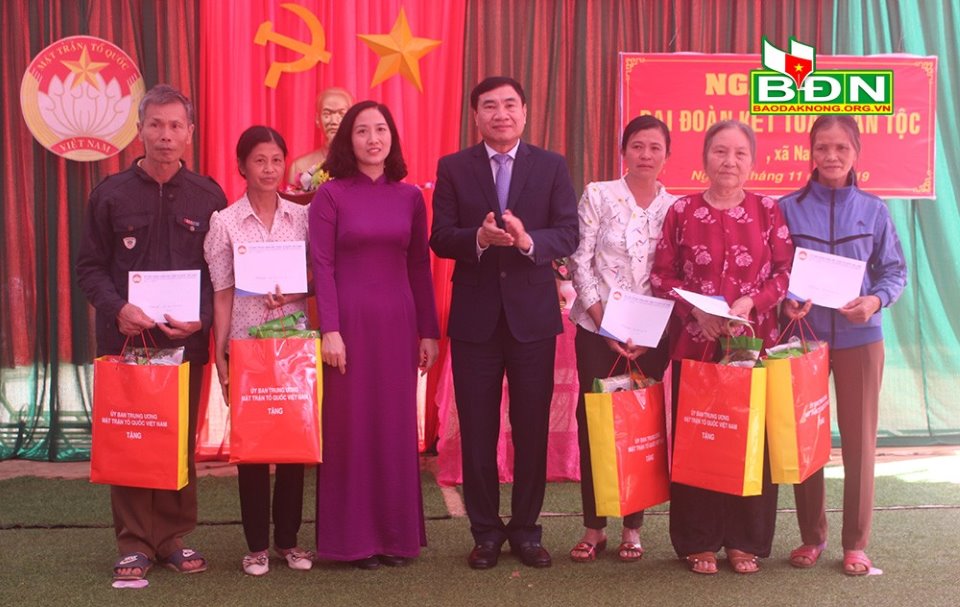 Đồng chí Trần Quốc Cường, Ủy viên Trung ương Đảng, Phó trưởng Ban Nội chính Trung ương tặng quà cho 5 hộ nghèo của Thôn 3, xã Nam Bình, huyện Đắk Song, tỉnh Đắk Nông