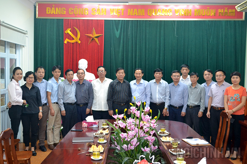 Đồng chí Nguyễn Thái Học, Phó trưởng Ban Nội chính Trung ương chụp ảnh với cán bộ, công chức Ban Nội chính Tỉnh ủy Cao Bằng