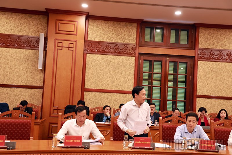 Đồng chí Nguyễn Thanh Hải, Phó trưởng Ban Nội chính Trung ương trình bày Báo cáo tổng hợp các Tờ trình tại Phiên họp
