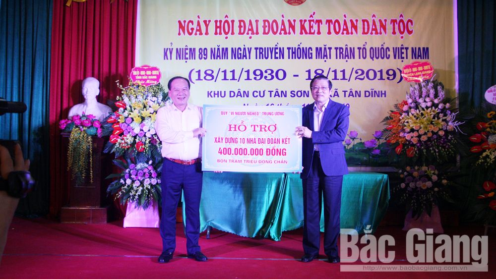 Đồng chí Phan Đình Trạc, Bí thư Trung ương Đảng, Trưởng Ban Nội chính Trung ương trao kinh phí hỗ trợ xây nhà đại đoàn kết cho người nghèo tỉnh Bắc Giang