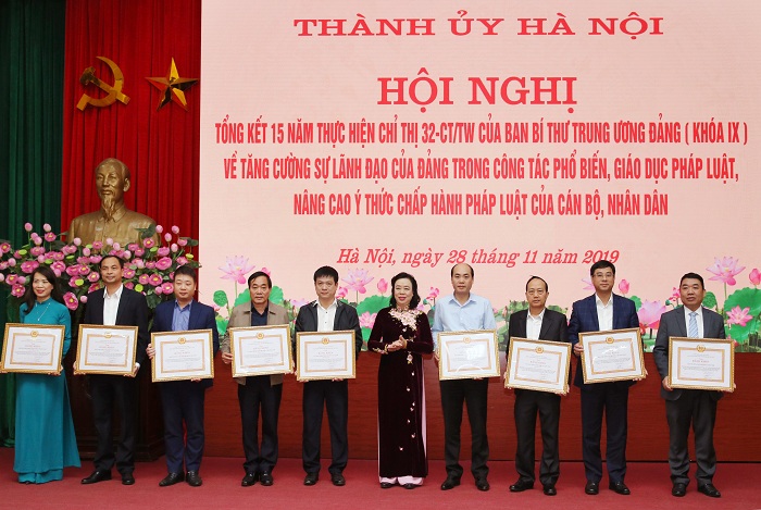 Đồng chí Ngô Thị Thanh Hằng, Ủy viên Trung ương Đảng, Phó Bí thư Thường trực Thành ủy trao  trao bằng khen cho các tập thể