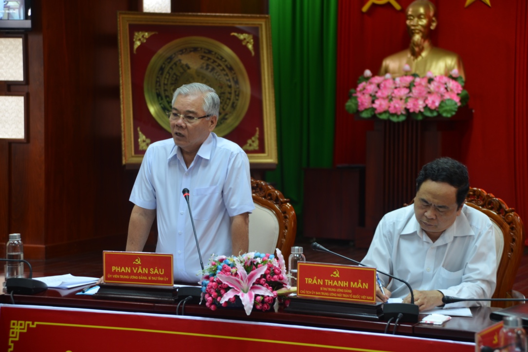 Đồng chí Phan Văn Sáu, Ủy viên Trung ương Đảng, Bí thư Tỉnh ủy phát biểu tại Hội nghị