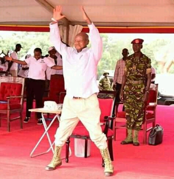 Tổng thống Uganda Museveni thực hiện một số động tác sau hành trình 4km đi bộ hưởng ứng Tuần lễ chống tham nhũng toàn cầu hôm 4/12