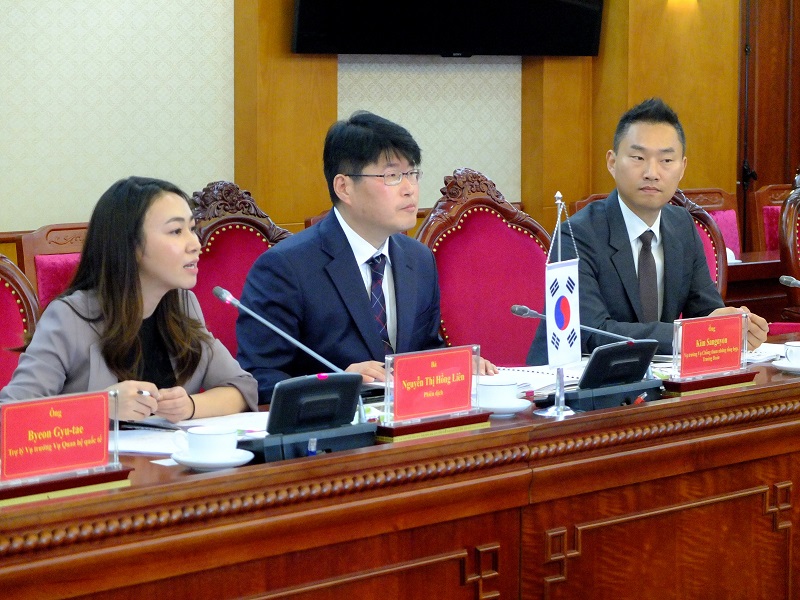 Ông Kim Sangnyon, Vụ trưởng Vụ Chống tham nhũng tổng hợp, Trưởng Đoàn công trao đổi tại buổi làm việc