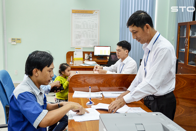 Người dân thực hiện TTHC tại Trung tâm Phục vụ hành chính công của tỉnh Sóc Trăng