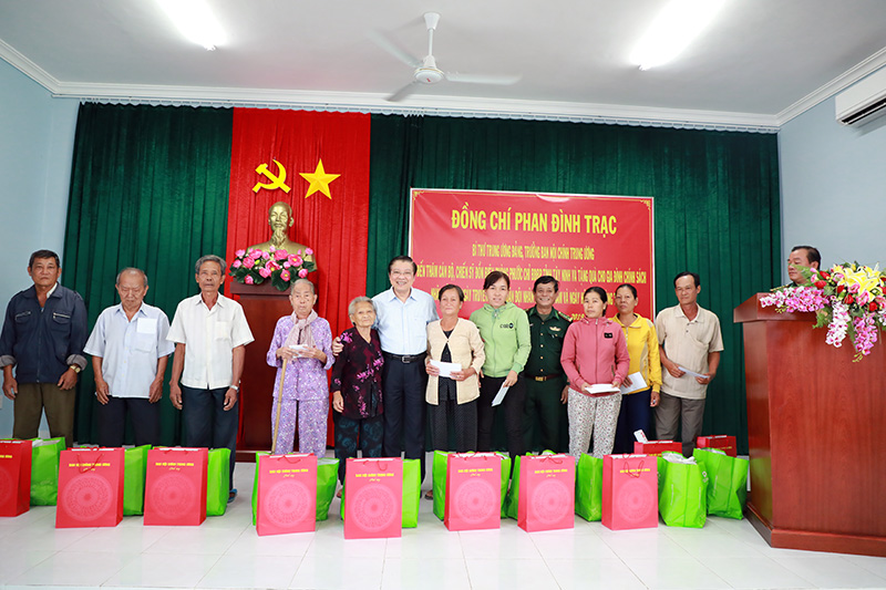 Đồng chí Phan Đình Trạc, Trưởng Ban Nội chính Trung ương tặng quà các hộ nghèo xã Phước Chỉ, huyện Trảng Bàng, tỉnh Tây Ninh