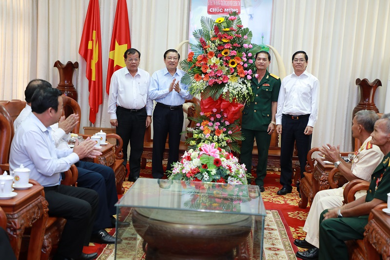 Đồng chí Phan Đình Trạc tặng Hoa chúc mừng cán bộ, chiến sỹ Bộ Chỉ huy Quân sự tỉnh Tây Ninh và tặng quà cho thương binh tiêu biểu
