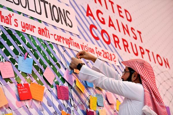 Một đại biểu tham dự Hội nghị các quốc gia thành viên UNCAC thể hiện ý tưởng của mình về cách kiềm chế tham nhũng, ngày 18/12/2019, tại Abu Dhabi, UAE