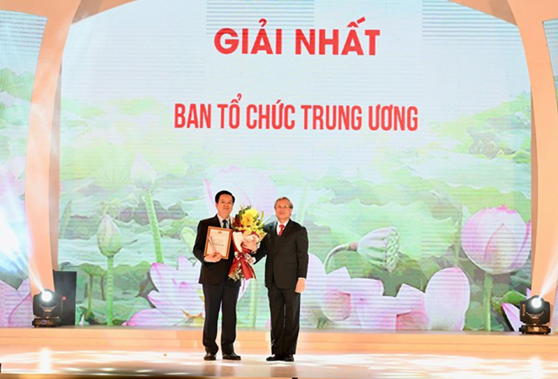 Đồng chí Trần Quốc Vượng, Ủy viên Bộ Chính trị, Thường trực Ban Bí thư trao giải Nhất cho đội Ban Tổ chức Trung ương
